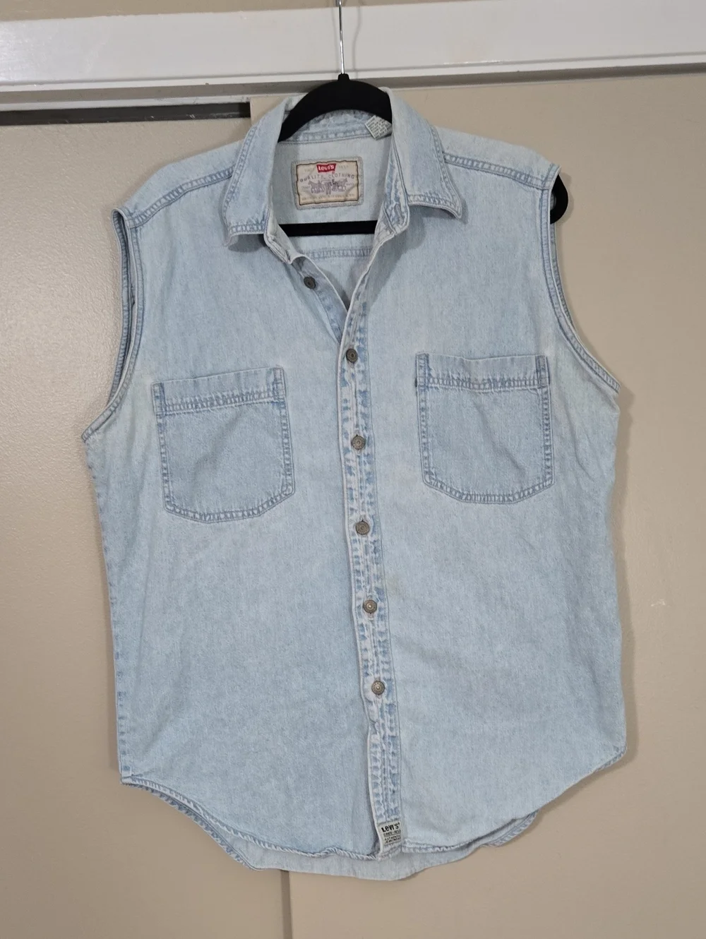 Vintage Men's Levi's Light Blue Denim Sleeveless Button-Up Shirt Size Large